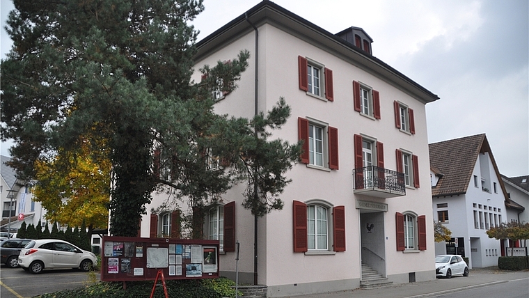 Derzeit hängt der Haussegen schief: Gemeindehaus in Ottenbach. (Bild -ter.)