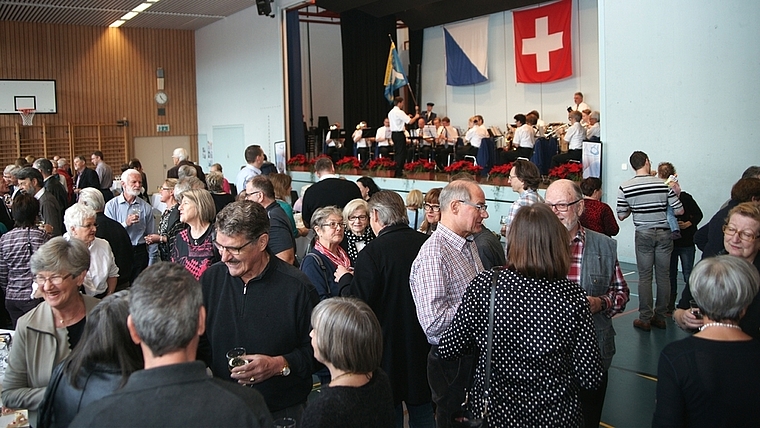 Zum traditionellen Neujahrsapéro der Gemeinde Stallikon, musikalisch untermalt von der Musikgesellschaft, füllte sich die Turnhalle Loomatt ganz ordentlich. (Bild Urs E. Kneubühl)