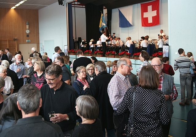 Zum traditionellen Neujahrsapéro der Gemeinde Stallikon, musikalisch untermalt von der Musikgesellschaft, füllte sich die Turnhalle Loomatt ganz ordentlich. (Bild Urs E. Kneubühl)