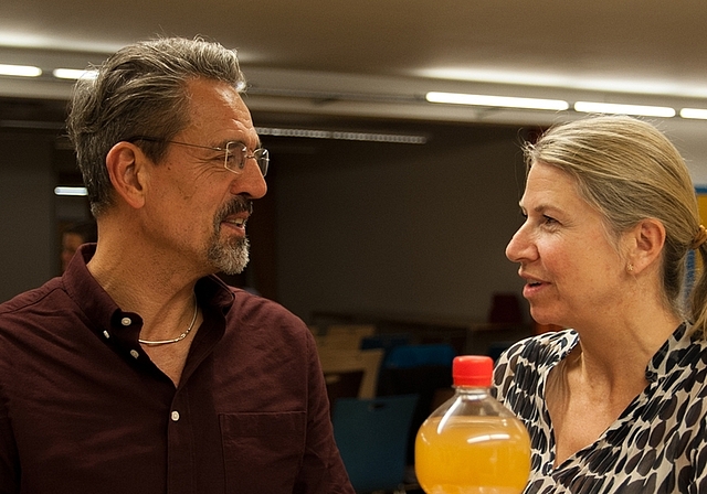 Der Langnauer Gemeinderat und Geschäftsführer von Dark-Sky Switzerland, Rolf Schatz, im Gespräch mit der Aeugster Tiefbauvorsteherin Nadia Hausheer. (sals)