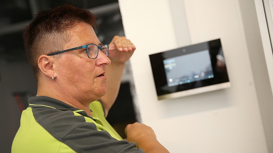 Über das Touch-Pad im Technikraum lassen sich Lüftung, Licht und Beschattung zentral steuern.
