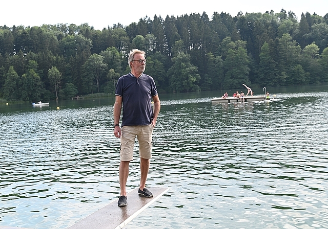 Freude am einzigartigen Naherholungsgebiet: Gemeinderat Peter Reichmuth am Türlersee. (Bild Martin Mullis)