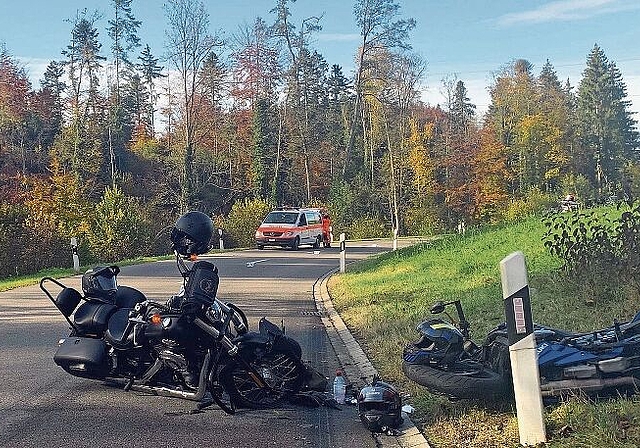 Die Unfallstelle zwischen Affoltern und Rifferswil mit den beiden beschädigten Motorrädern. (Bild Kapo ZH)