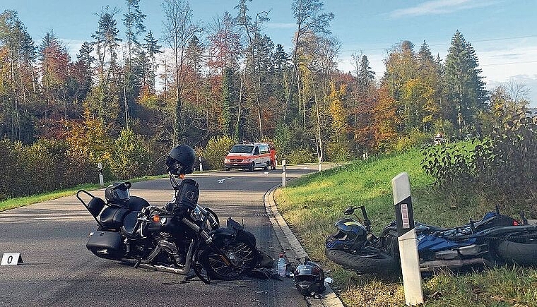 Die Unfallstelle zwischen Affoltern und Rifferswil mit den beiden beschädigten Motorrädern. (Bild Kapo ZH)