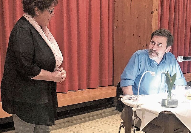 Die Hausemer Bibliotheksleiterin Katrin Tandler stellt Autor Peter Stamm vor. (Bild Christine Häusermann)
