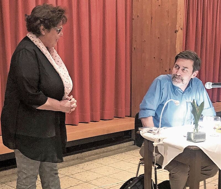 Die Hausemer Bibliotheksleiterin Katrin Tandler stellt Autor Peter Stamm vor. (Bild Christine Häusermann)