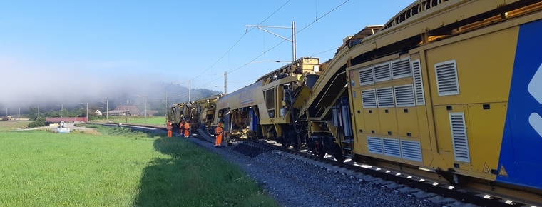Eine der grössten Gleisbaumaschinen im Einsatz zwischen Andelfingen und Marthalen im Sommer 2021. (Bild SBB)