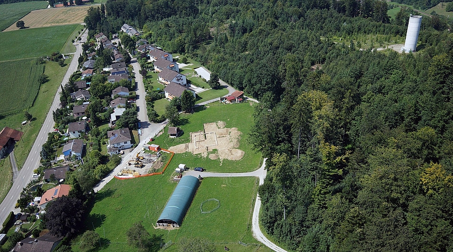 Luftaufnahme der Fundstelle Heidenkirche bei Wettswil. In der Bildmitte das Ausgrabungsgelände auf dem Heidenchilen-Plateau. Im Bereich des Einfamilienhausquartiers liegen bereits im 19. Jahrhundert erwähnte römische Gebäude. (Bild S. Vogt, Kanto Luftaufnahme der Fundstelle Heidenkirche bei Wettswil. In der Bildmitte das Ausgrabungsgelände auf dem Heidenchilen-Plateau. Im Bereich des Einfamilienhausquartiers liegen bereits im 19. Jahrhundert erwähnte römische Gebäude. (Bild S. Vogt, Kantonsarchäologie Zürich)