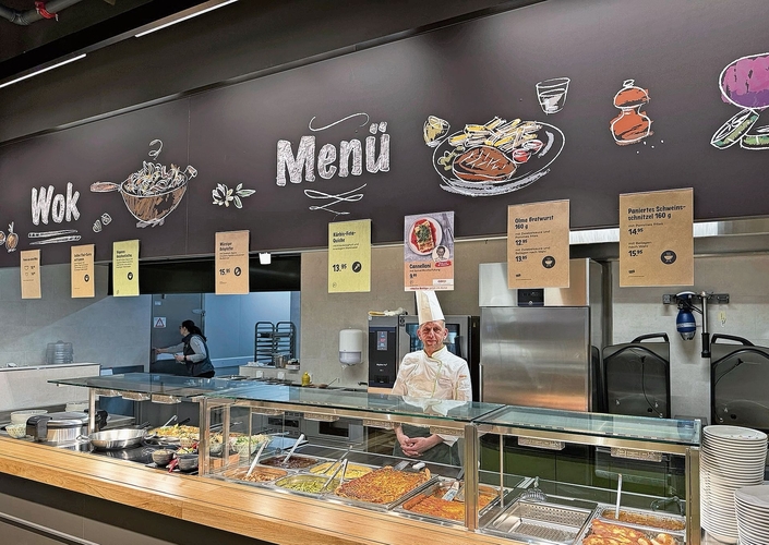 Restaurant-Geschäftsführer Michael Gabor hinter den erneuerten und frisch beschrifteten Theken im modernisierten Restaurant. (Bilder Dominik Stierli)