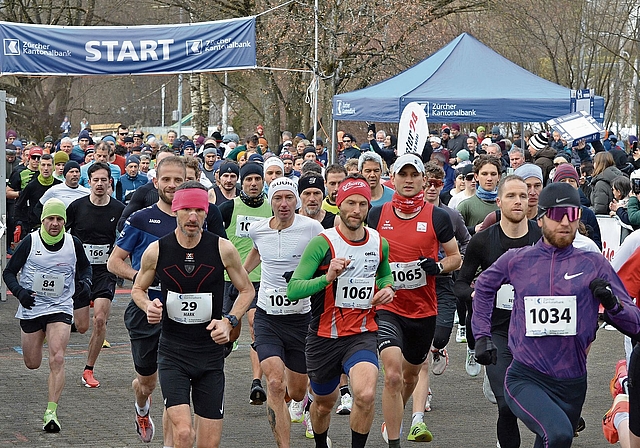 Start des Hauptlaufs: Die Topläufer liegen von Beginn weg vorne. Der Sieger, Vitaliy Shafar (1034) führt das Feld an, zwei Reihen weiter hinten links läuft der schnellste Ämtler, Adrian Brennwald (1039).