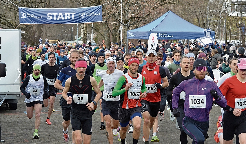 Start des Hauptlaufs: Die Topläufer liegen von Beginn weg vorne. Der Sieger, Vitaliy Shafar (1034) führt das Feld an, zwei Reihen weiter hinten links läuft der schnellste Ämtler, Adrian Brennwald (1039). Start des Hauptlaufs: Die Topläufer liegen von Beginn weg vorne. Der Sieger, Vitaliy Shafar (1034) führt das Feld an, zwei Reihen weiter hinten links läuft der schnellste Ämtler, Adrian Brennwald (1039).