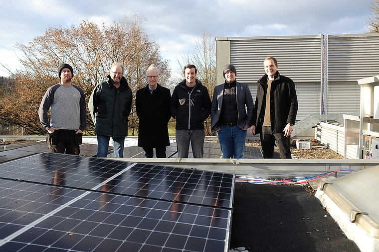 Am vergangenen Freitag wurde die Solaranlage auf der Schulanlage Loomatt in Sellenbüren eingeweiht, mit Vertretern der Gemeinde Stallikon, Solarify sowie der ausführenden Montasolar GmbH. (Bilder Salomon Schneider)
