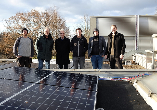 Am vergangenen Freitag wurde die Solaranlage auf der Schulanlage Loomatt in Sellenbüren eingeweiht, mit Vertretern der Gemeinde Stallikon, Solarify sowie der ausführenden Montasolar GmbH. (Bilder Salomon Schneider)