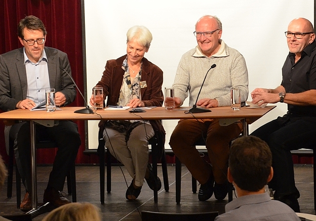Podium im «LaMarotte» von links: SP-Kantonsrat Moritz Spillmann, Lisette Müller (alt Kantonsrätin EVP), Affolterns Gemeindepräsident Clemens Grötsch und Gesprächsleiter und EVP-Kantonsrat Daniel Sommer. (Bild Thomas Stöckli)