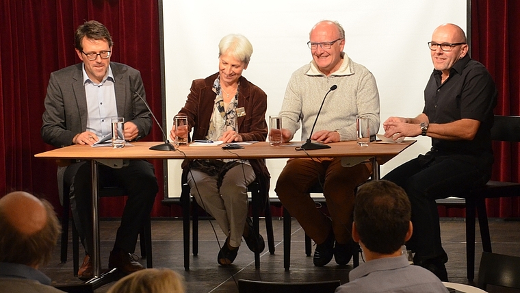 Podium im «LaMarotte» von links: SP-Kantonsrat Moritz Spillmann, Lisette Müller (alt Kantonsrätin EVP), Affolterns Gemeindepräsident Clemens Grötsch und Gesprächsleiter und EVP-Kantonsrat Daniel Sommer. (Bild Thomas Stöckli)