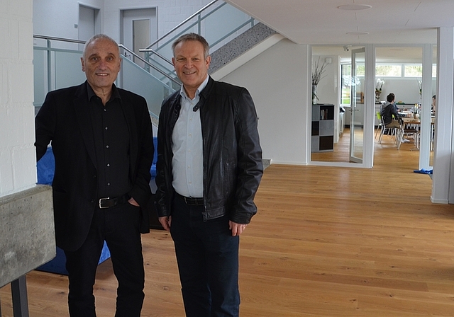 Gesamtleiter Ruedi Jans (links) und Toni Schönbächler, Leiter Berufsbildung, im sanierten Gemeinschaftsbereich des Gruppenhauses «Alagna». Neu ist der Durchblick in den Annex (hinten) mit Küche und Essbereich. (Bilder Thomas Stöckli)