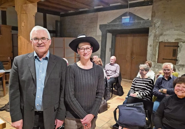 Als Abgeordnete der Landeskirche und Vorstandsmitglied im VKK mit beratender Stimme trug die zurücktretende Friederike Osthof zwei Hüte – einen davon übergab ihr VKK-Präsident Gerhard Gysel an der Delegiertenversammlung. (Bild -ter.)