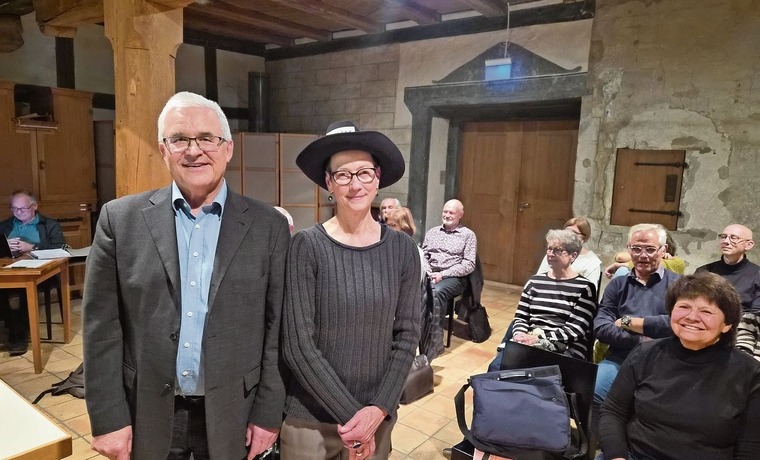 Als Abgeordnete der Landeskirche und Vorstandsmitglied im VKK mit beratender Stimme trug die zurücktretende Friederike Osthof zwei Hüte – einen davon übergab ihr VKK-Präsident Gerhard Gysel an der Delegiertenversammlung. (Bild -ter.)