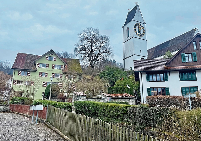Auf dem ehemaligen Burghügel steht die Kirche Hedingens und zu ihren Füssen der alte Dorfkern. (Bilder: Sandra Isabél Claus)