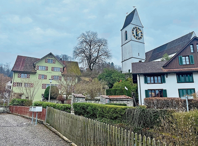Auf dem ehemaligen Burghügel steht die Kirche Hedingens und zu ihren Füssen der alte Dorfkern. (Bilder: Sandra Isabél Claus) Auf dem ehemaligen Burghügel steht die Kirche Hedingens und zu ihren Füssen der alte Dorfkern. (Bilder: Sandra Isabél Claus)
