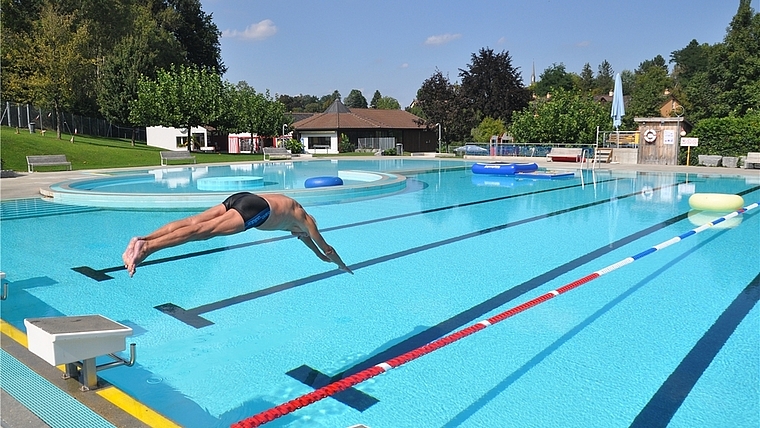 Ein Köpfler bei prächtigem Herbstwetter. Bald schliesst auch die Obfelder Badi. Die Stimberechtigten entscheiden am7. Dezember über Sanierungsmassnahmen. Vordringlich sind dabei die Schwimmbecken. (Bild Werner Schneiter)