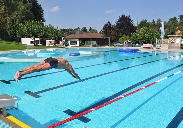 Ein Köpfler bei prächtigem Herbstwetter. Bald schliesst auch die Obfelder Badi. Die Stimberechtigten entscheiden am7. Dezember über Sanierungsmassnahmen. Vordringlich sind dabei die Schwimmbecken. (Bild Werner Schneiter)