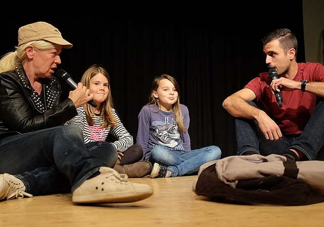 Dagmar Kossow vom Forum Theater Zürich spielt mit zwei Hausemer Mädchen Jugendliche am Lagerfeuer. Ein Hausemer spielte einen Bürger, der respektvoll auf die Jugendlichen zugeht und deshalb bei ihnen nicht auf Ablehnung stösst.