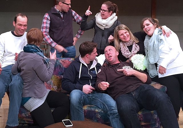 Die Theatergruppe Oberamt legt sich ins Zeug, ihr Publikum bestens zu unterhalten. (Bild zvg.)