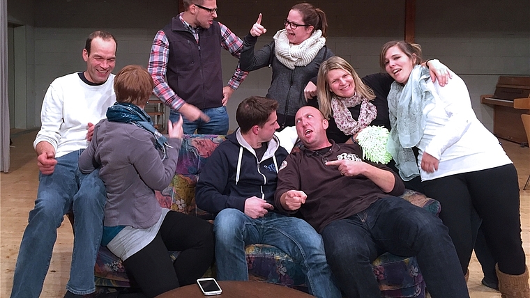 Die Theatergruppe Oberamt legt sich ins Zeug, ihr Publikum bestens zu unterhalten. (Bild zvg.)