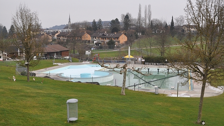 Die Becken der Badi in Obfelden werden nun mit Edelstahl ausgekleidet. (Bild Werner Schneiter)
