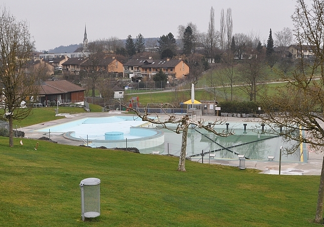 Die Becken der Badi in Obfelden werden nun mit Edelstahl ausgekleidet. (Bild Werner Schneiter)