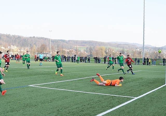 Eine Viertelstunde vor Schluss hämmerte WBs Bozic (links, stürzend) den Ball aus spitzem Winkel an die Lattenunterkante. (Bild Kaspar Köchli)