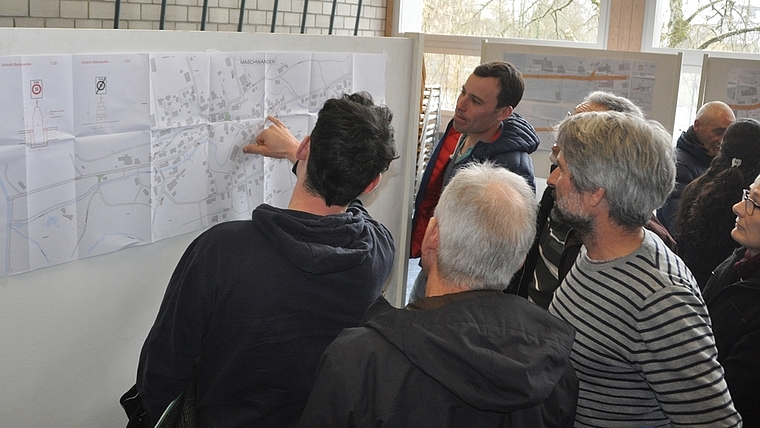 Grosses Interesse und viel Diskussionsbedarf bei Tempo-30-Massnahmen: Maschwanderinnen und Maschwander vor den Plänen in der Mehrzweckhalle. (Bild Werner Schneiter)