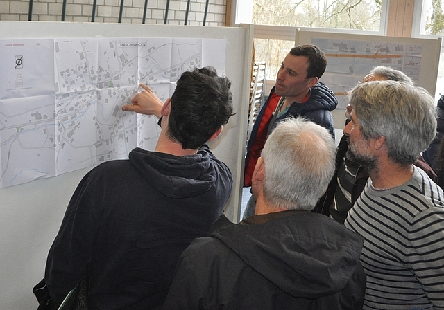 Grosses Interesse und viel Diskussionsbedarf bei Tempo-30-Massnahmen: Maschwanderinnen und Maschwander vor den Plänen in der Mehrzweckhalle. (Bild Werner Schneiter)