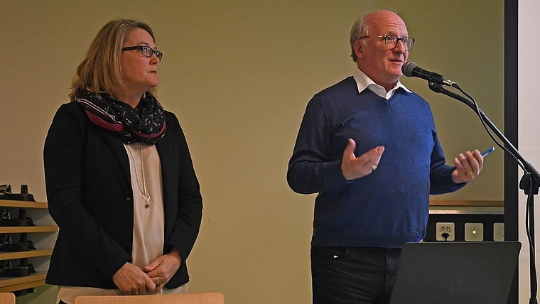 Immobilienvorsteherin Eliane Studer Kilchenmann und Stadtpräsident Clemens Grötsch standen am Montagabend Red und Antwort. <em>(Bild Livia Häberling)</em>