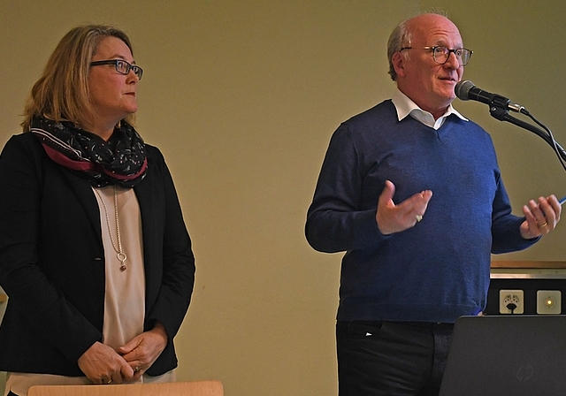 Immobilienvorsteherin Eliane Studer Kilchenmann und Stadtpräsident Clemens Grötsch standen am Montagabend Red und Antwort. <em>(Bild Livia Häberling)</em>