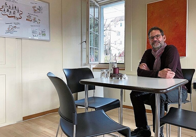 In seinem neuen Job angekommen: Kirchgemeindeschreiber Simon Plüer in seinem Büro in Affoltern. (Bild Thomas Stöckli)