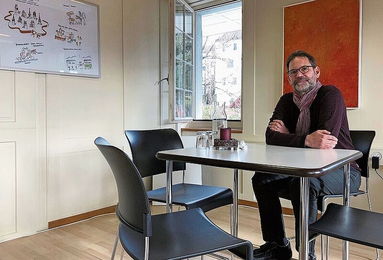 In seinem neuen Job angekommen: Kirchgemeindeschreiber Simon Plüer in seinem Büro in Affoltern. (Bild Thomas Stöckli)