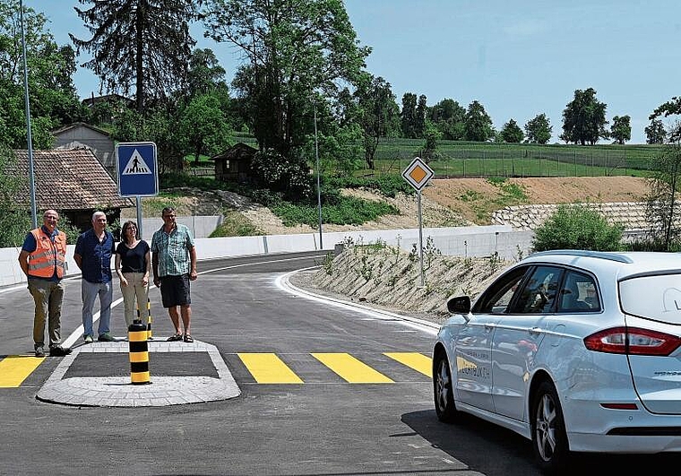 Ein geschichtsträchtiges Bild für Ottenbach: Das erste Fahrzeug fährt auf das neu eröffnete Teilstück, beobachtet von Christan Küng, Tiefbauamt, Gemeindepräsidentin Gaby Noser Fanger zwischen den Gemeinderäten Hans Hanselmann und Peter Weis (