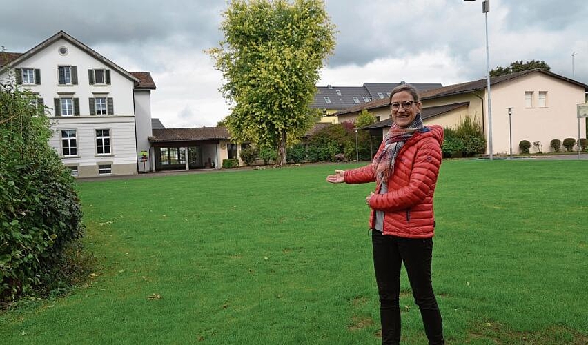 Primarschulpräsidentin Gioia Schwarzenbach zeigt, wo das neue Gebäude zu stehen kommen soll. (Bild Thomas Stöckli)
