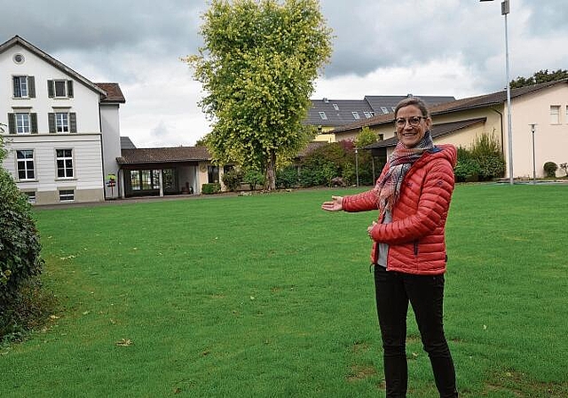 Primarschulpräsidentin Gioia Schwarzenbach zeigt, wo das neue Gebäude zu stehen kommen soll. (Bild Thomas Stöckli)