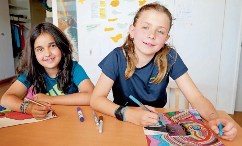 Nilima Volz (links) und Noemi Stephenson verleihen ihren Werken den Feinschliff.