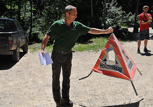 Waldbesitzer und Landwirt Rolf Streich (links) und Förster Robi Püntener vor dem Sturmholz am Waldweg auf dem Aeugsterberg. (Bild Marianne Voss)