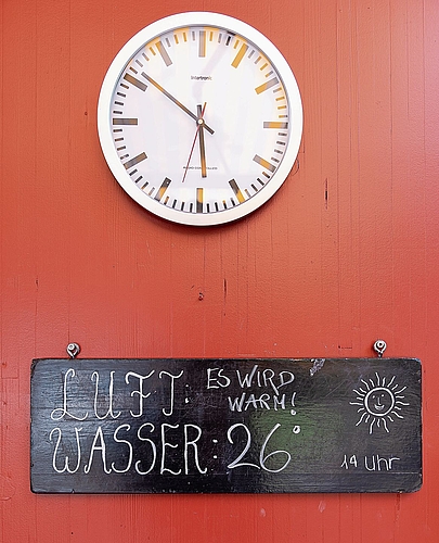 Anzeigetafel beim Weiher in Hedingen: Als die Aufnahme entstand, am Dienstag kurz vor 18 Uhr, war es immer noch 33 Grad heiss. Anzeigetafel beim Weiher in Hedingen: Als die Aufnahme entstand, am Dienstag kurz vor 18 Uhr, war es immer noch 33 Grad heiss.
