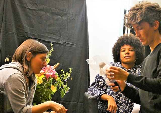 Die Musikerin Anna Trauffer (rechts) präpariert das Mikrofon für Viktoria Dimitrova Popova (links), während Moderatorin Fatima Moumouni konzentriert auf ihren Einsatz wartet. (Bild Regula Zellweger)