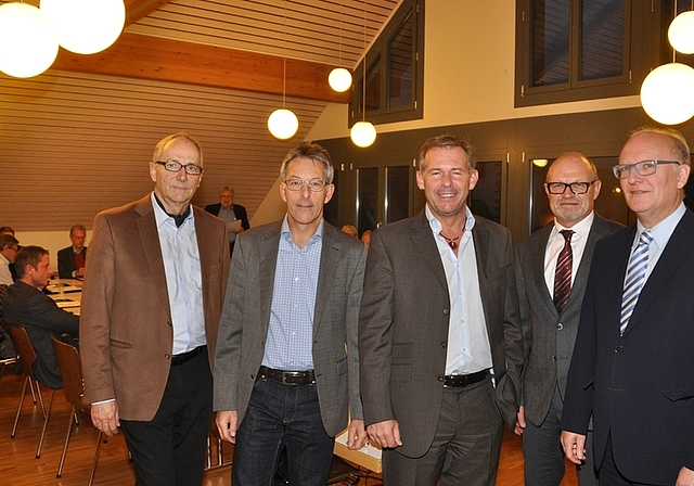 Der Vereinsvorstand nach der Gründungsversammlung in Knonau – allesamt Gemeindepräsidenten, von links: Ruedi Müller (Aeugst), René Kälin (Mettmenstetten), Stefan Gyseler (Hausen, Präsident), Walter von Siebenthal (Knonau) und Clemens Grötsch
