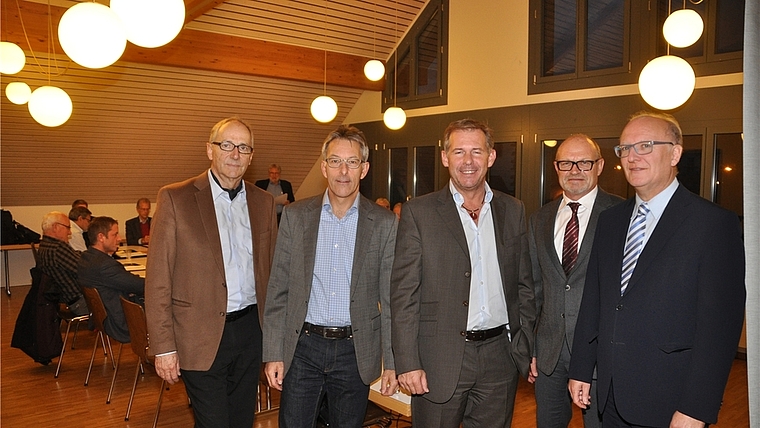 Der Vereinsvorstand nach der Gründungsversammlung in Knonau – allesamt Gemeindepräsidenten, von links: Ruedi Müller (Aeugst), René Kälin (Mettmenstetten), Stefan Gyseler (Hausen, Präsident), Walter von Siebenthal (Knonau) und Clemens Grötsch