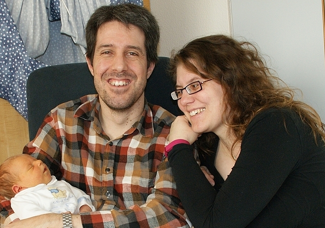Familienglück: Benjamin und Priscilla Sallin aus Ottenbach mit ihrem Timothée, geboren am 3. Januar 2016 – als viertes Kind im neuen Jahr. (Bild Thomas Stöckli)