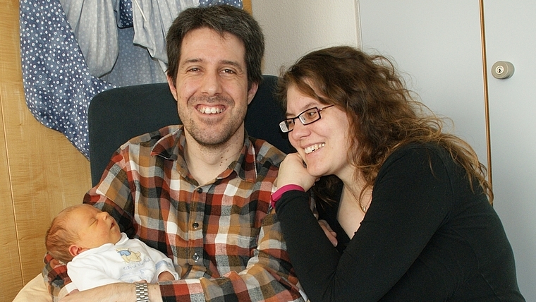Familienglück: Benjamin und Priscilla Sallin aus Ottenbach mit ihrem Timothée, geboren am 3. Januar 2016 – als viertes Kind im neuen Jahr. (Bild Thomas Stöckli)