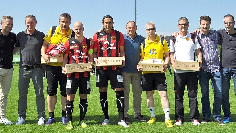 FCWB bedankte sich bei fünf Abtretenden mit Präsenten. Von links: Markus Fischer (Präsident), Stephan Zollinger (Vorstand), Thomas Antoniazzi, Nico Buchmann, Bora Kalyon, Patrik Schönbächler (Vorstand), Martin Wyrsch, Nanzi Caduff, Marcel Mülle